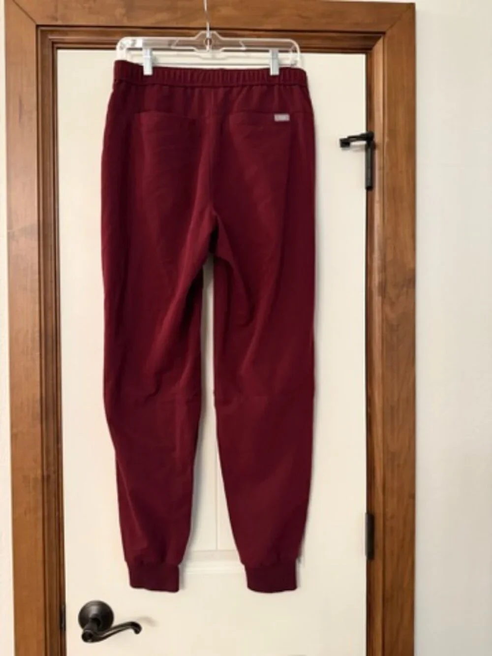 Figs Tansen Jogger Scrub Pant in Burgundy size Small